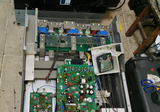 机器人无需电池就能遨游水下！